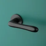 Aprile Cynia mat zwarte deurklink met strak interieurdetail